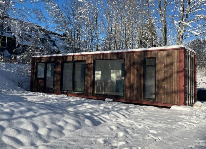 Cozy Cabins Wohnen im Container, Ansicht des Containers im Schnee