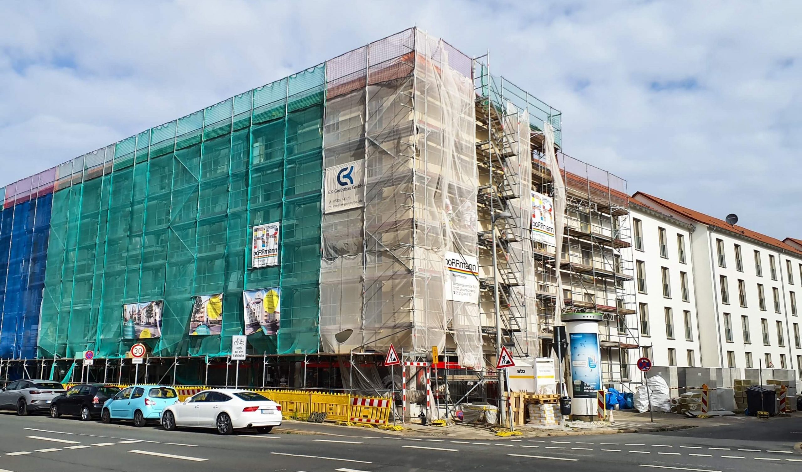 Hohe Tor Quartier, Wohnen an der historischen Stadtmauer. Frontalansicht der Fassade in Braunschweig.